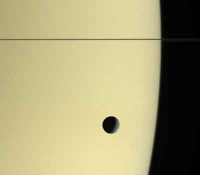 Tethys na tle Saturna