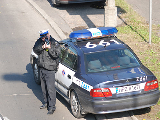 Polska policja mierzy na lidar i niszczy trawniki...
