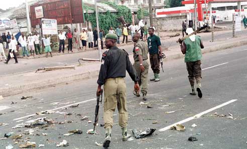Nigeria: 30 trupów