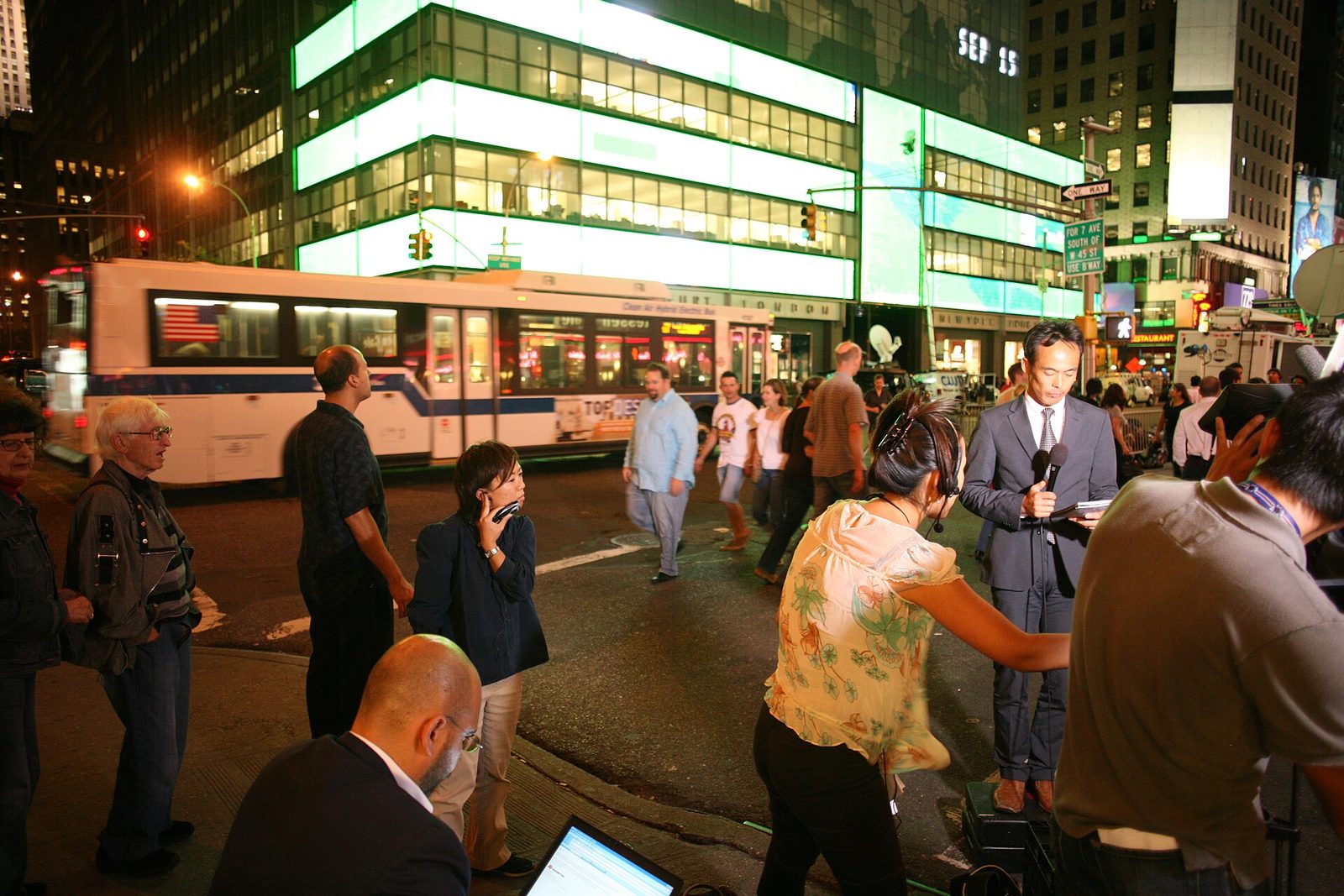 15 września 2008 roku, ekipy telewizyjne przed nowojorską siedzibą Lehman Brothers w dniu ogłoszenia upadłości. Fot. Robert Scoble / Wikimedia Commons, CC BY 2.0