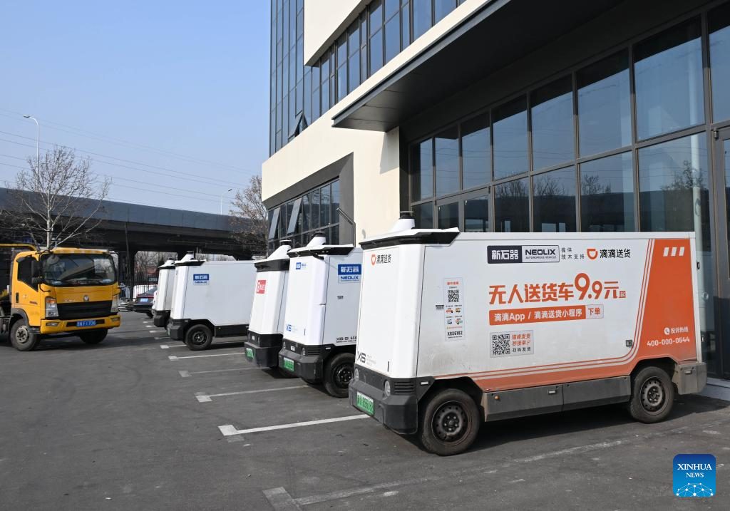 Flota bezzałogowych furgonetek przed centrum przesyłowym. Fot. materiały prasowe Xinhua