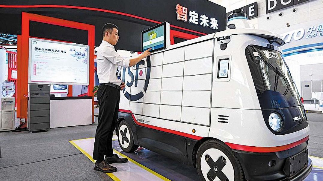 Bezzałogowa furgonetka SF Express na targach branżowych. Fot. materiały prasowe China Daily