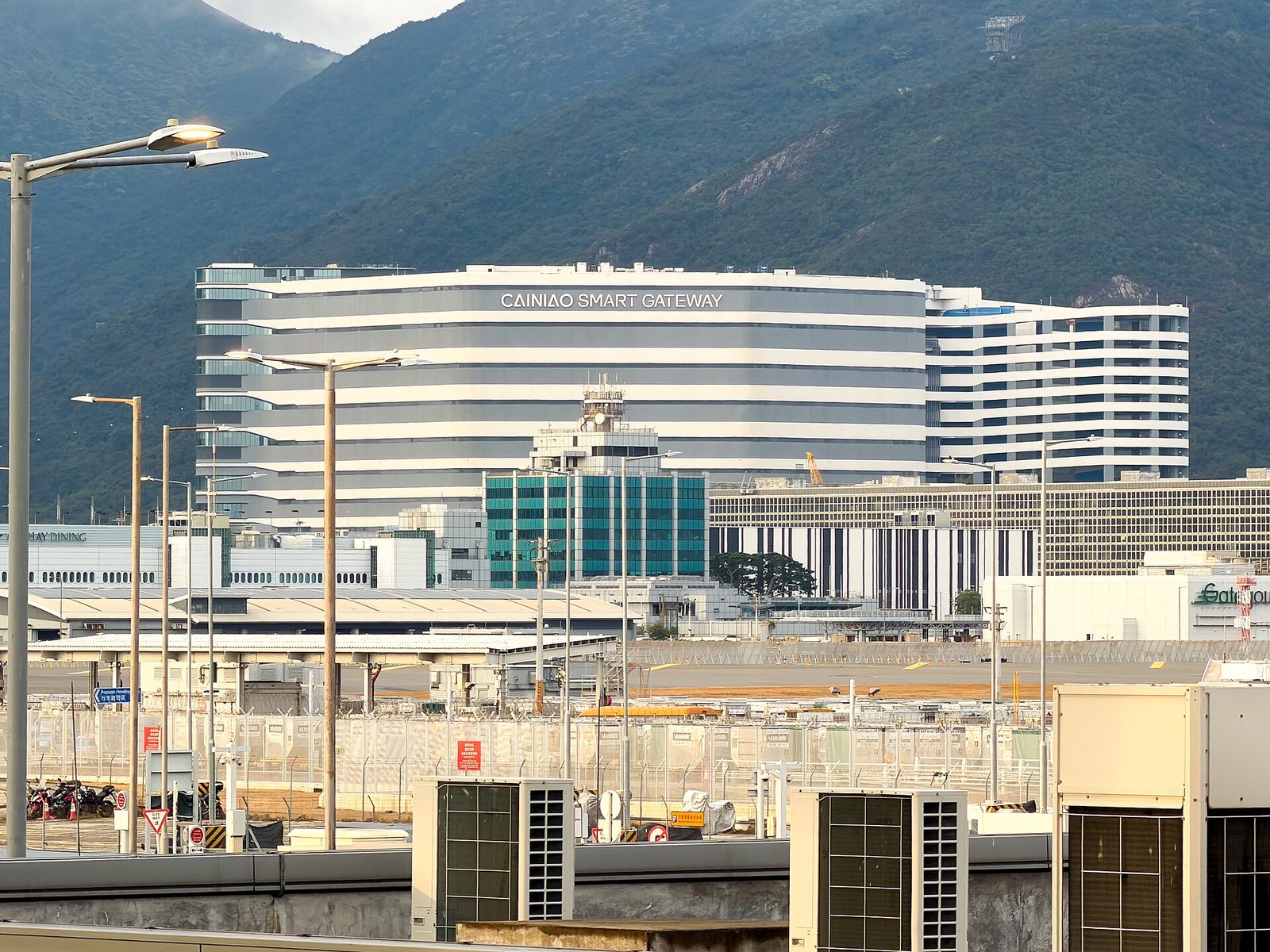 Centrum logistyczne Cainiao Smart Gateway przy lotnisku w Hongkongu. Stąd odlatuje część przesyłek z AliExpress do Europy. Fot. Ubahnverleih / Wikimedia Commons, CC0