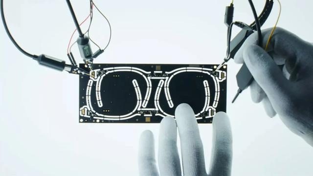 Płytka elektroniczna okularów podczas montażu. Fot. materiały prasowe VR Tuoluo