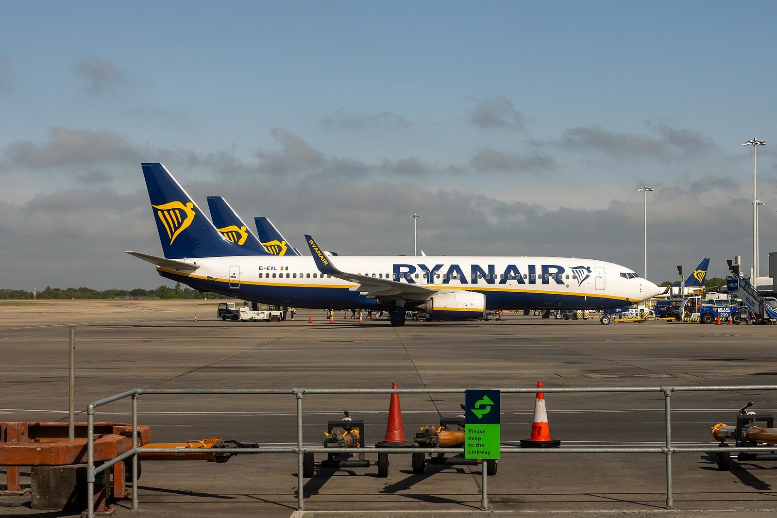 Boeing 737-800 Ryanaira na płycie lotniska Londyn-Stansted. Fot. Mike Peel / Wikimedia Commons, CC BY-SA 4.0