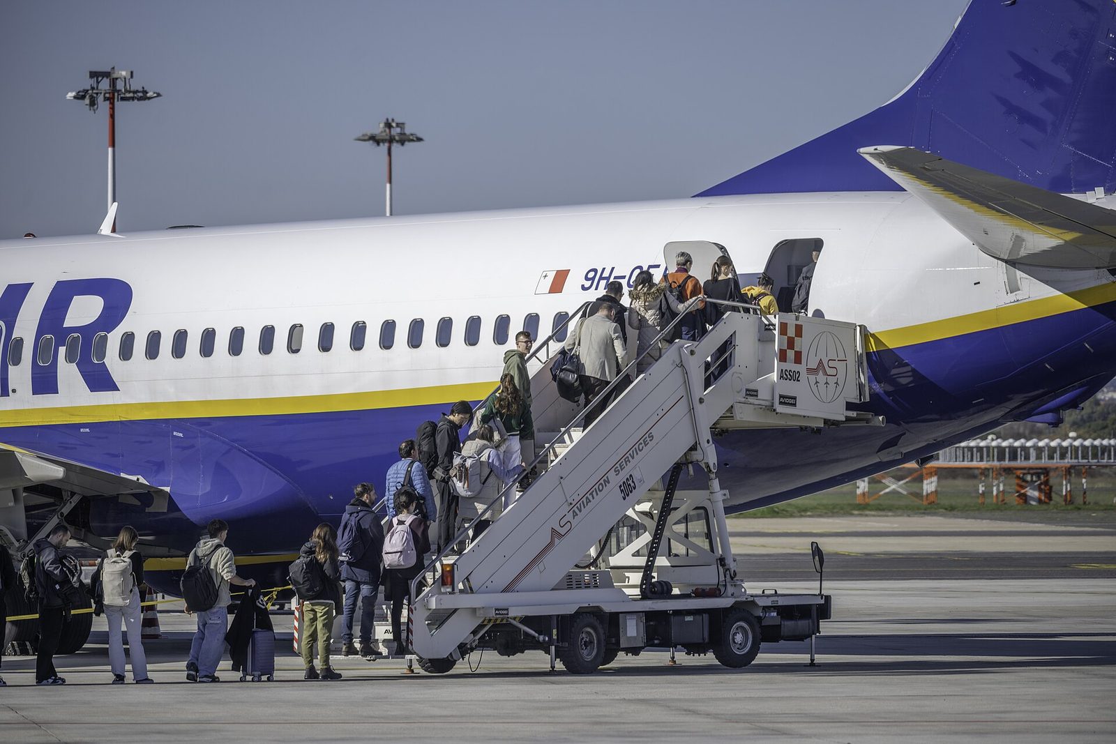 Pasażerowie wchodzą na pokład Boeinga 737-800 po schodach. Fot. Wilfredor / Wikimedia Commons, CC0