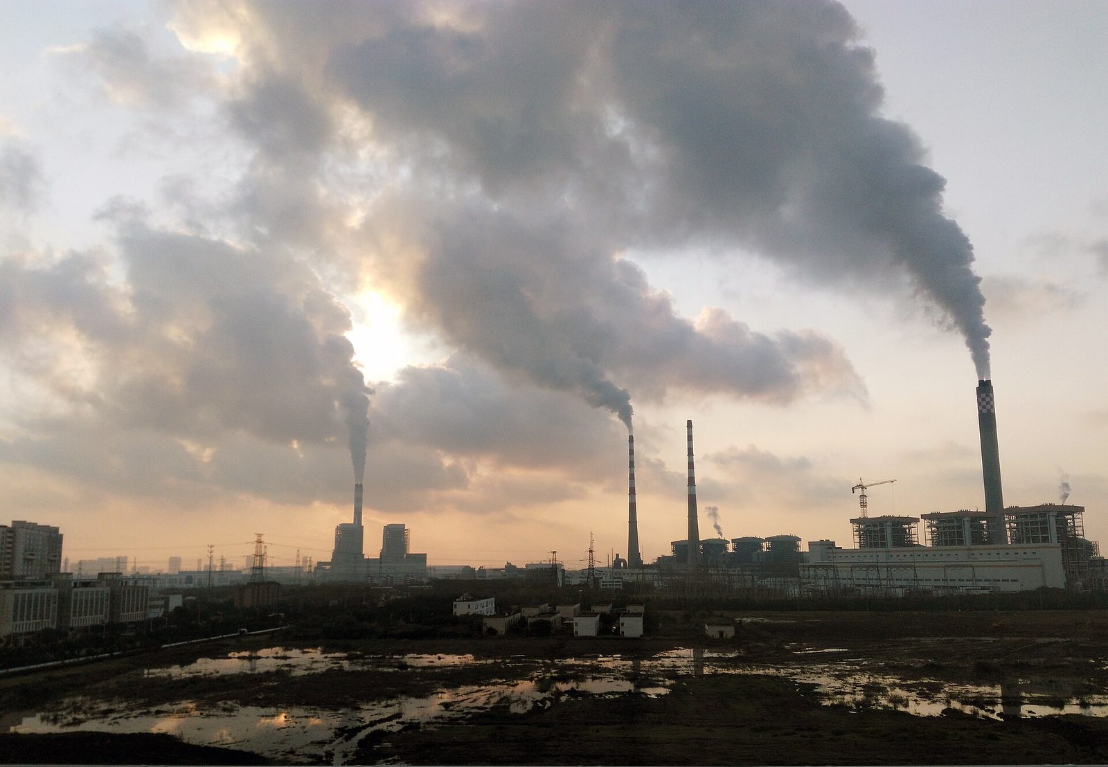 Elektrownia w Nantong w prowincji Jiangsu. Większość prądu dla fabryk krzemu i paneli pochodzi z węgla. Fot. Kristoferb / Wikimedia Commons, CC BY-SA 4.0