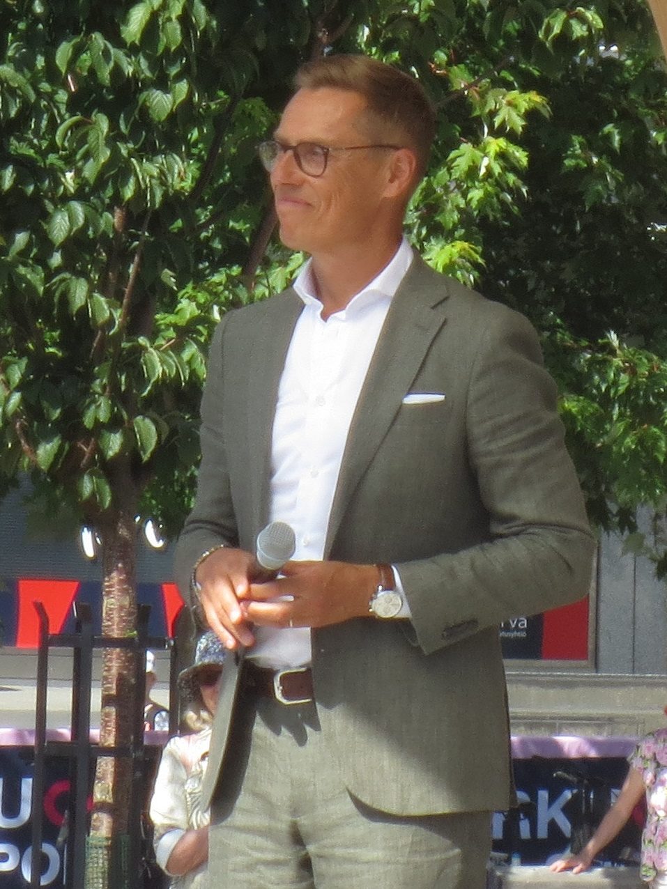 Prezydent Finlandii Alexander Stubb podczas spotkania na rynku w Turku, sierpień 2025 r. Fot. Puppe100 / Wikimedia Commons, CC BY-SA 4.0