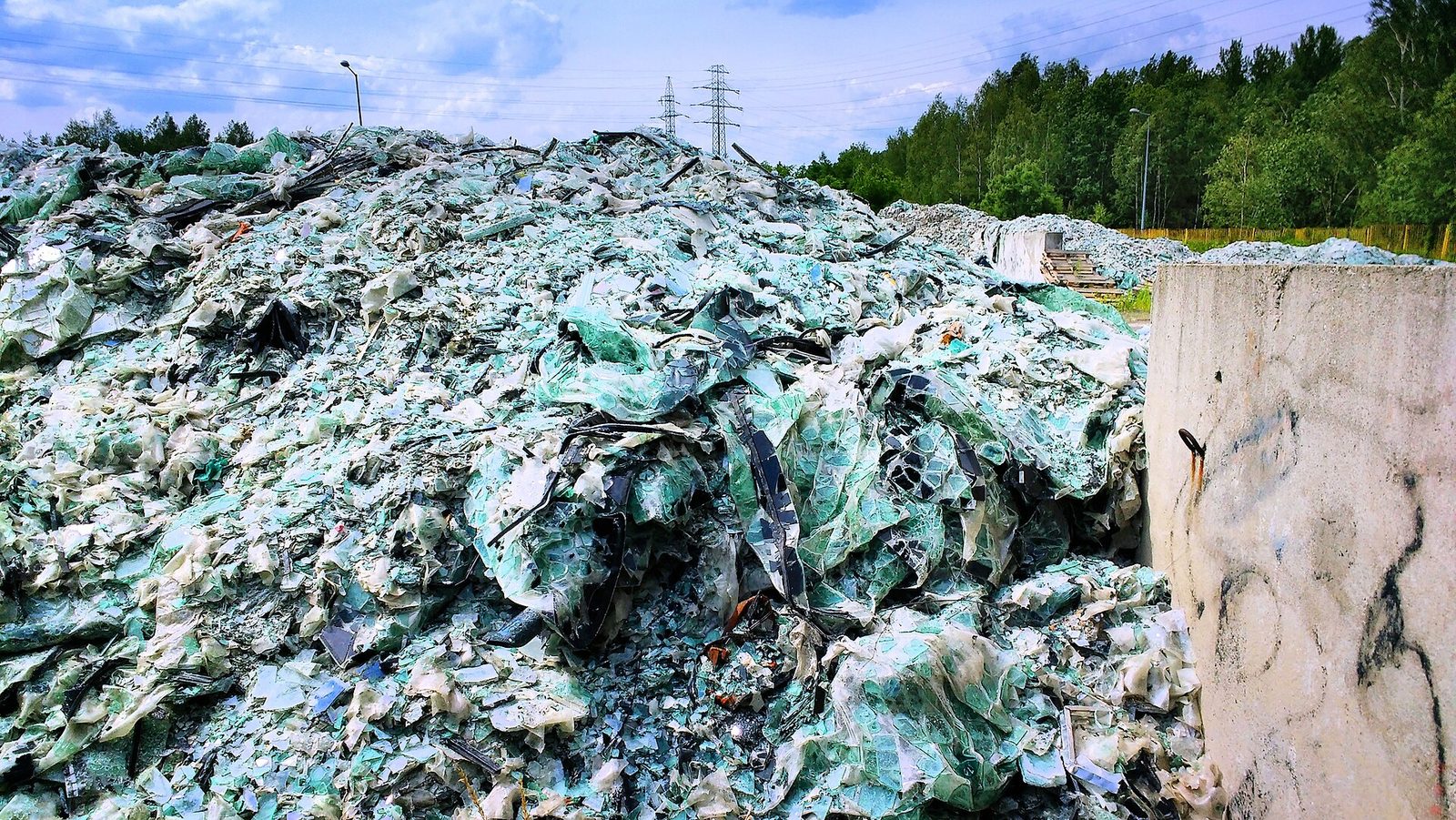 Hałda szkła samochodowego zgromadzonego przed recyklingiem. Wskaźnik recyklingu odpadów komunalnych spadł w 2025 r. do 17,6 proc. Fot. Marek Ślusarczyk / Wikimedia Commons, CC BY 3.0