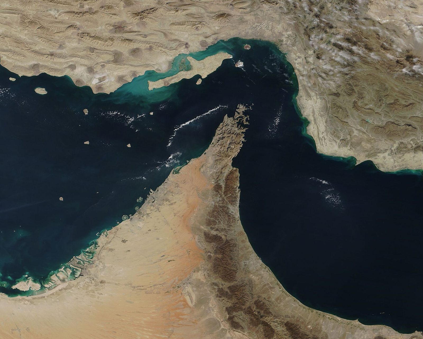 Cieśnina Ormuz i półwysep Musandam widziane z orbity. Fot. MODIS Land Rapid Response Team, NASA GSFC / Wikimedia Commons, domena publiczna
