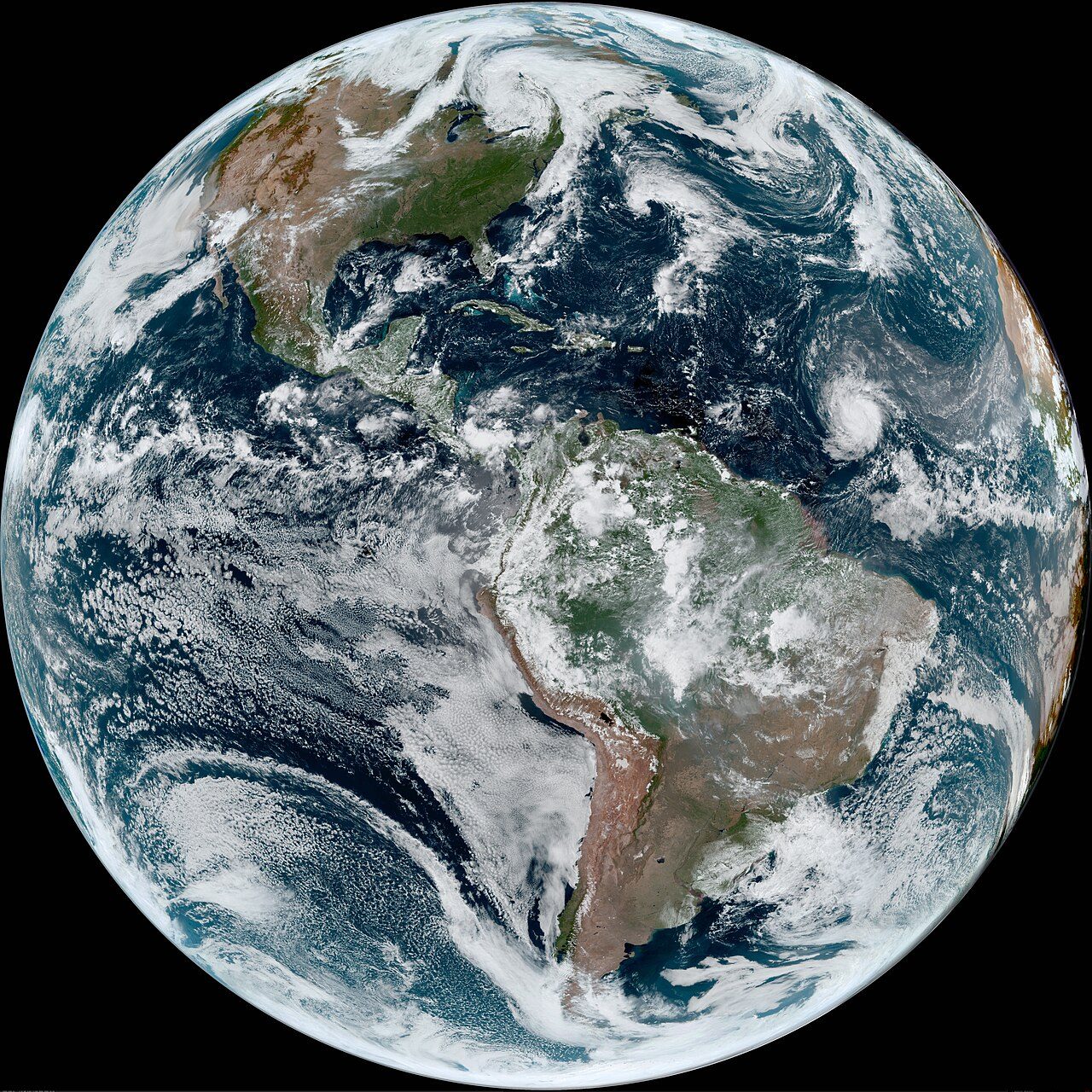 Zachodnia półkula widziana przez satelitę GOES-16, jednego z dwóch, którymi NHC obserwuje basen Atlantyku. Fot. NOAA / Wikimedia Commons, domena publiczna