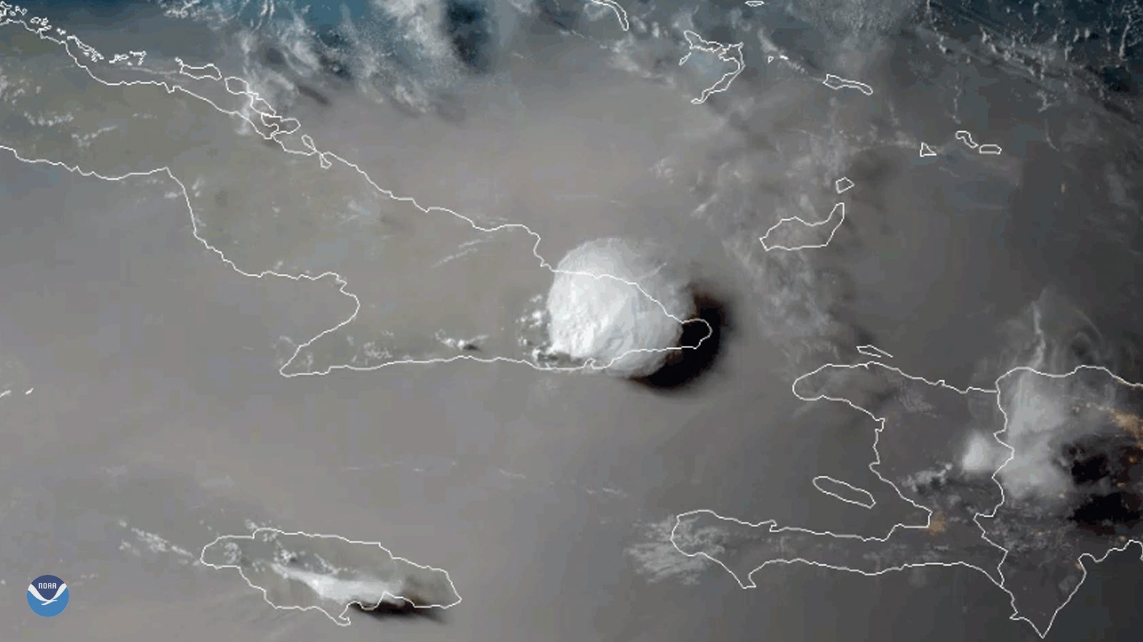 Suche, zapylone powietrze znad Sahary nad Kubą. Takie masy powietrza osłabiały w 2026 roku rozwój burz tropikalnych nad Atlantykiem. Fot. NOAA / Wikimedia Commons, domena publiczna