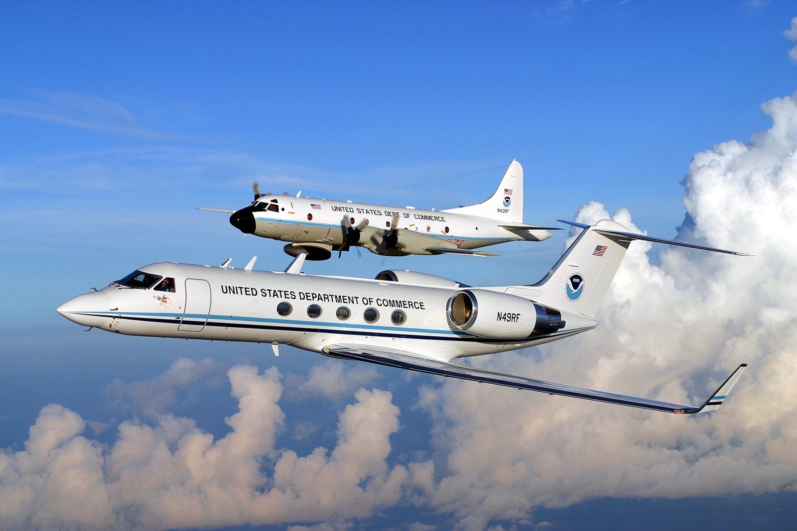 Samoloty zwiadu huraganowego NOAA: Gulfstream IV i WP-3D Orion. W 1914 roku pomiarów z powietrza nie prowadzono, burze liczono z pokładów statków. Fot. NOAA Photo Library / Wikimedia Commons, domena publiczna