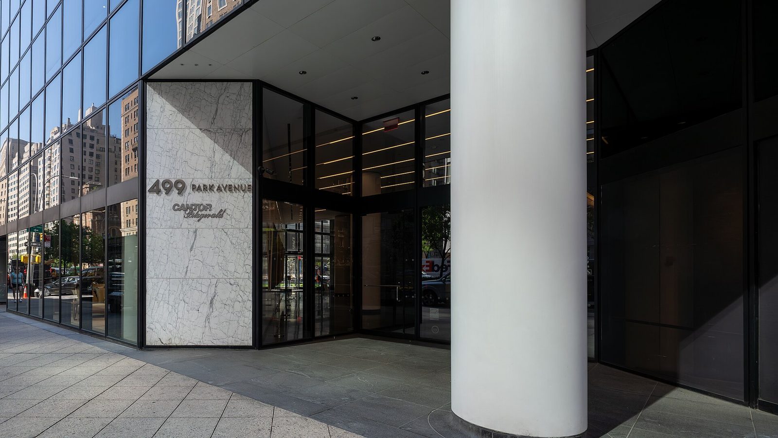 Wejście do biurowca przy 499 Park Avenue w Nowym Jorku, na fasadzie nazwa Cantor Fitzgerald. Fot. Ajay Suresh / Wikimedia Commons, CC BY 4.0