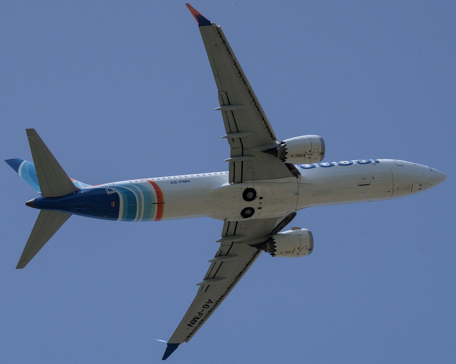 Boeing 737 MAX 8 linii flydubai (A6-FMN) — ten sam typ maszyny, która leciała rejsem FZ1073. Fot. Marcxosm / Wikimedia Commons, CC BY 4.0