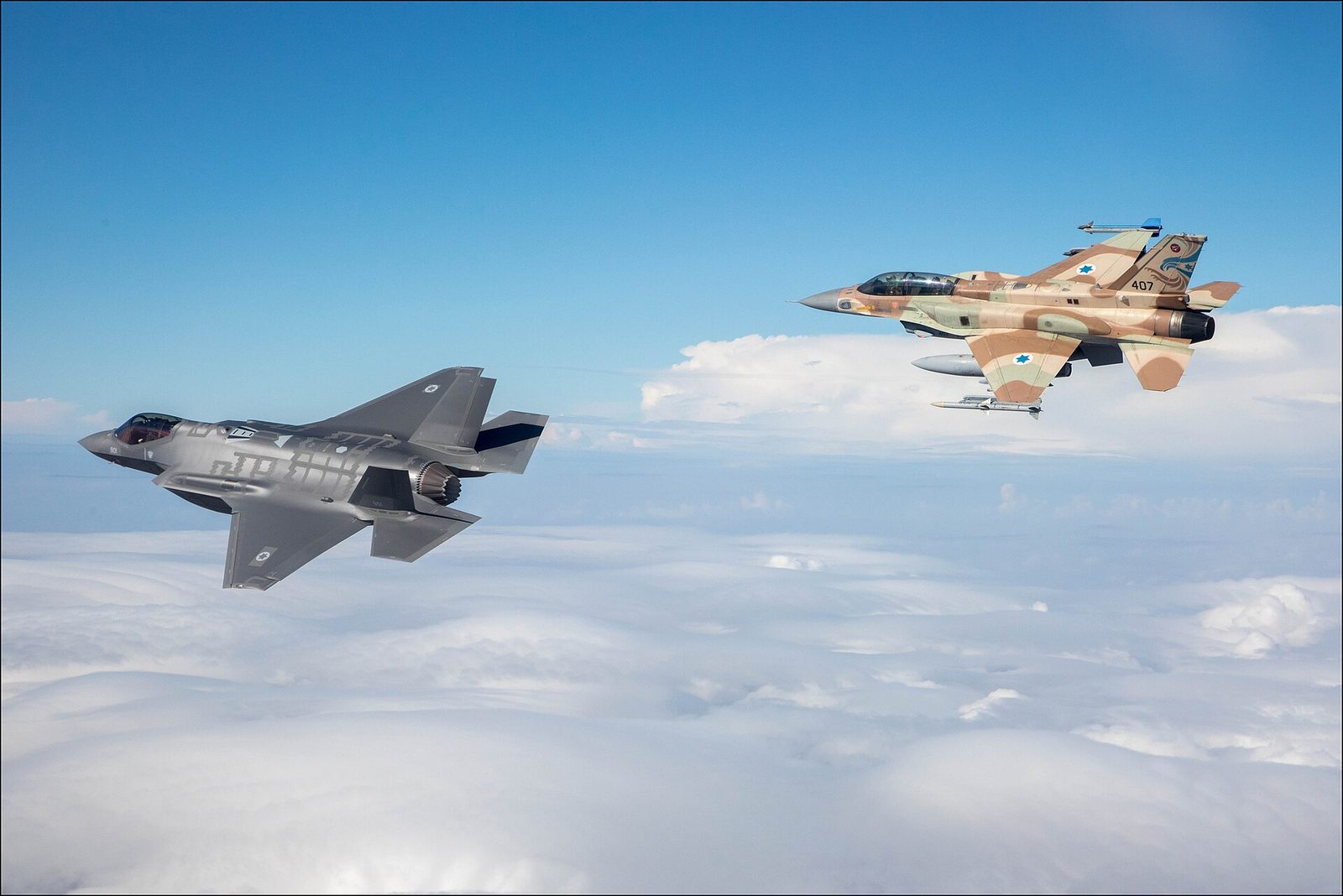 Izraelskie myśliwce F-35I Adir i F-16I Sufa. Takie maszyny poderwano, gdy rejs FZ1073 nadał kod 7500. Fot. Major Ofer, Israeli Air Force / Wikimedia Commons, CC BY 4.0