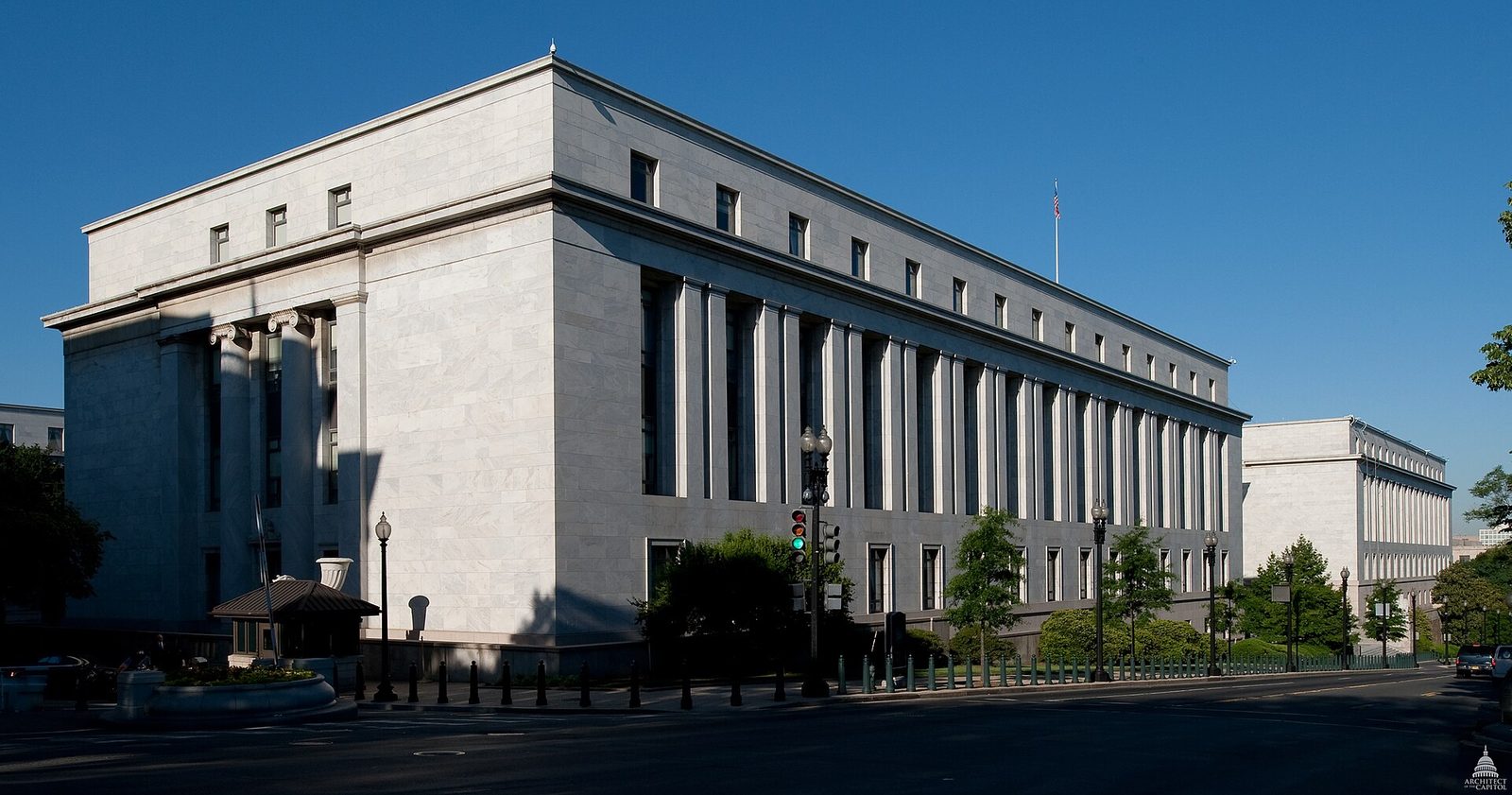Rayburn House Office Building w Waszyngtonie, siedziba Komisji Nadzoru Izby Reprezentantów. Fot. USCapitol / Wikimedia Commons, domena publiczna