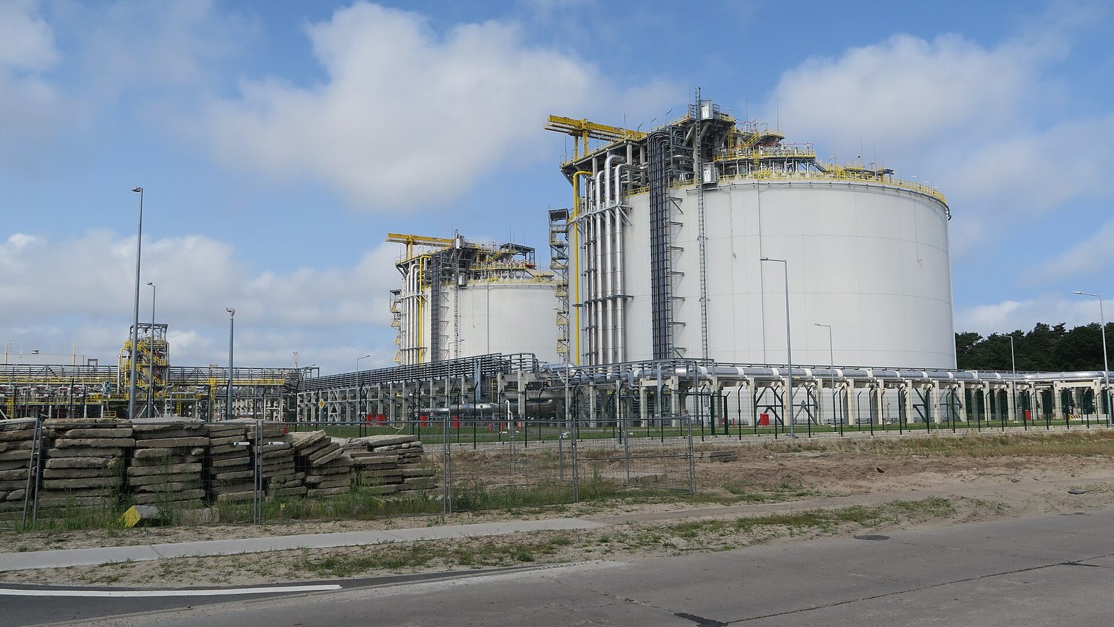 Zbiorniki terminalu LNG im. Lecha Kaczyńskiego w Świnoujściu. Fot. Maciek Kwiatkowski / Wikimedia Commons, CC BY-SA 4.0