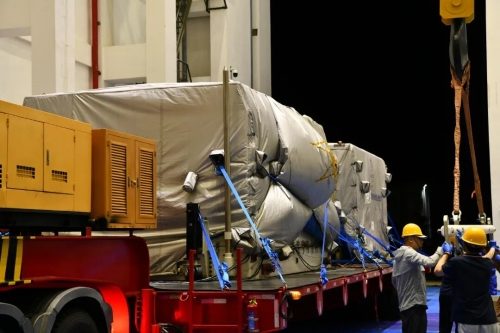 Kontener z sondą Chang'e 7 rozładowywany po dostarczeniu na kosmodrom Wenchang, kwiecień 2026. Fot. materiały prasowe China Manned Space