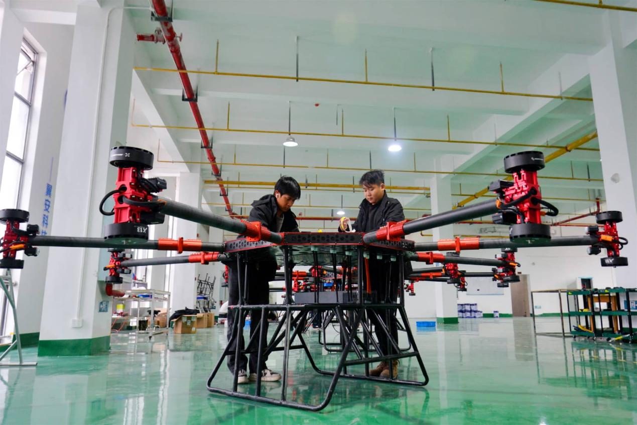 Ciężki dron transportowy montowany w hali firmy technologicznej w Yichangu. Fot. materiały prasowe People's Daily