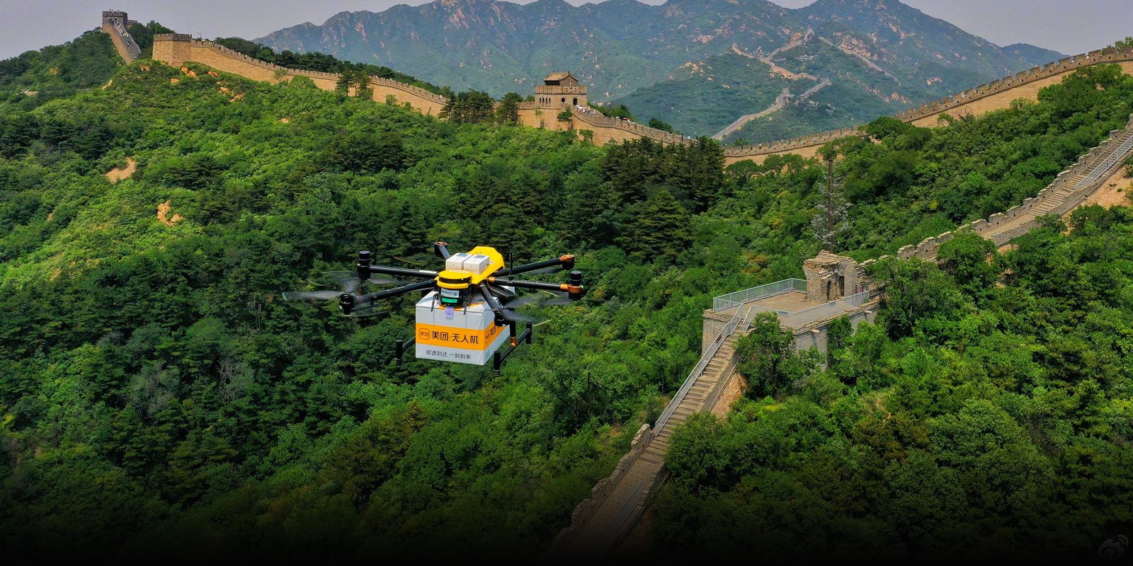 Dron dostawczy nad odcinkiem Badaling Wielkiego Muru w Pekinie. Fot. materiały prasowe Xinhua