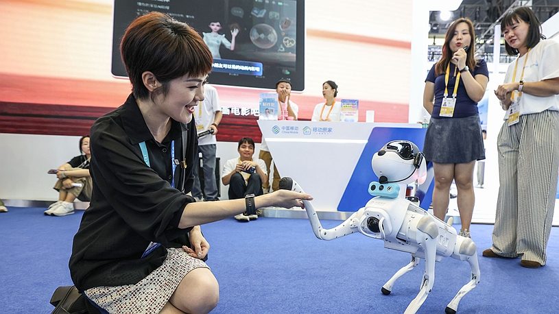 Czteronożny robot pokazywany na targach technologicznych, kwiecień 2026. Fot. materiały prasowe Xinhua
