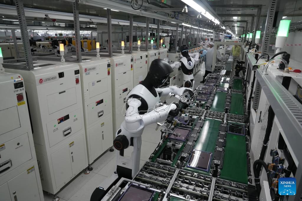 Robot humanoidalny na linii montażu elektroniki, kwiecień 2026. Fot. materiały prasowe Xinhua