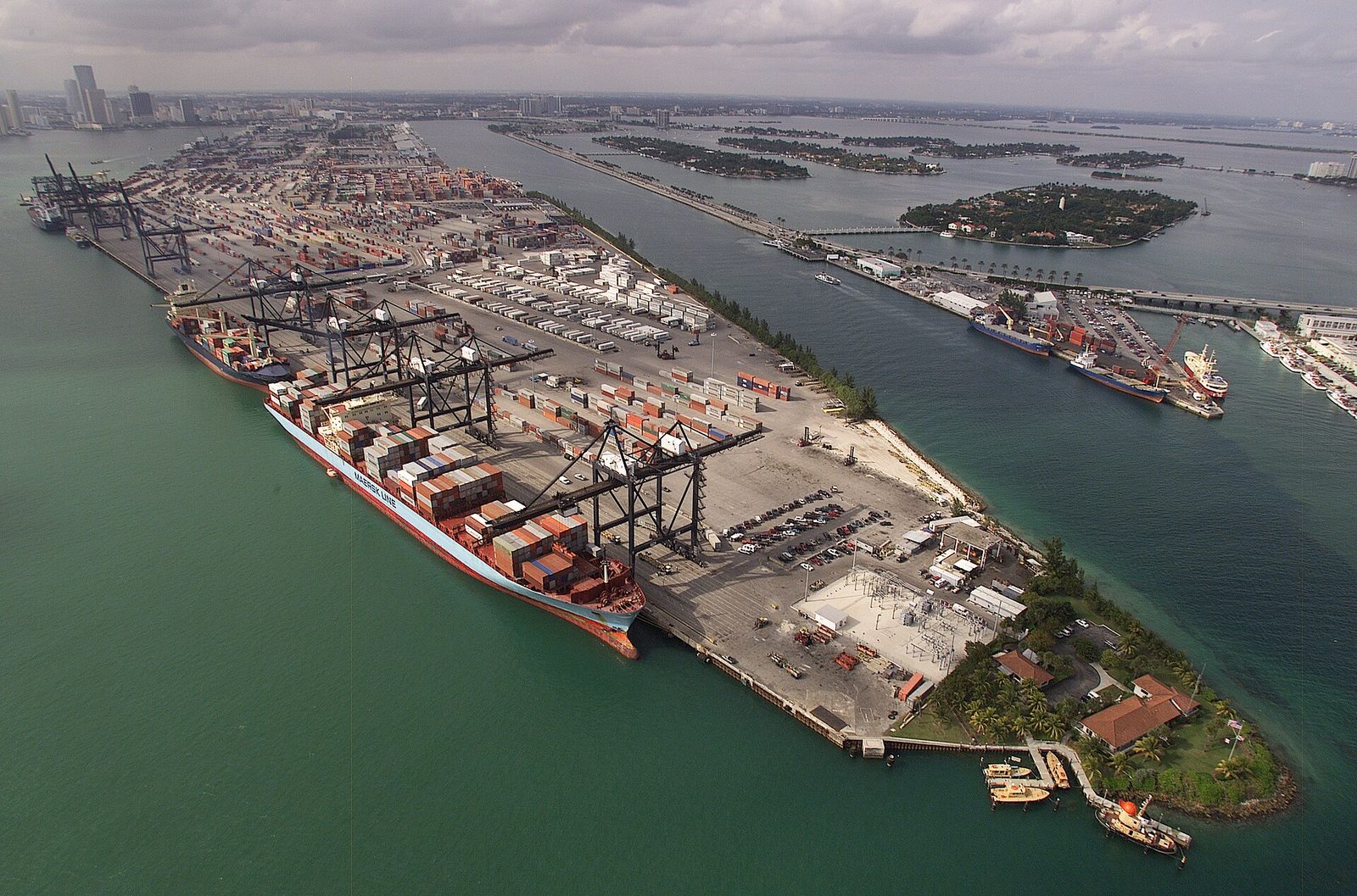 Terminal kontenerowy. Bliskość portu była podawaną przez ZIM przyczyną przeniesienia amerykańskiej centrali z Manhattanu do Wirginii. Zdjęcie ilustracyjne z portu w Miami. Fot. James R. Tourtellotte / U.S. Customs and Border Protection, domena publiczna