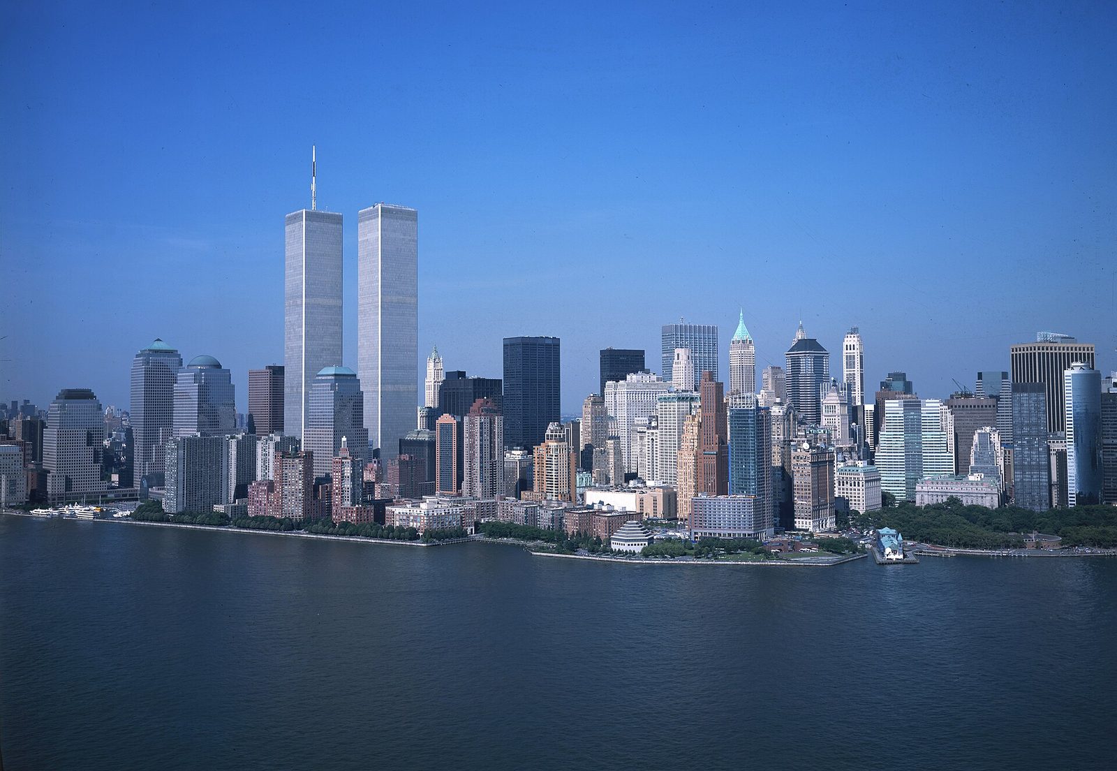 Dolny Manhattan z wieżami World Trade Center, sierpień 2001 r. Kilka tygodni później ZIM zakończył wyprowadzkę z 16. piętra północnej wieży. Fot. Carol M. Highsmith / Library of Congress, domena publiczna